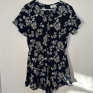 Love Sadie Floral Shorts Romper Size Small